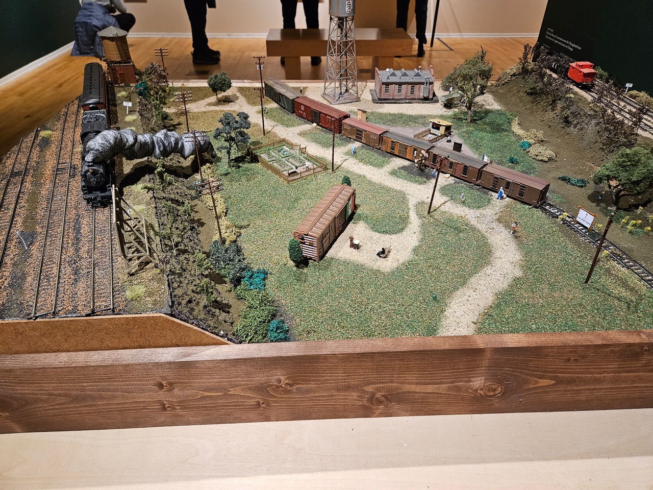 Model railroad diorama of a traquero community, from the exhibition Rieles y Raíces