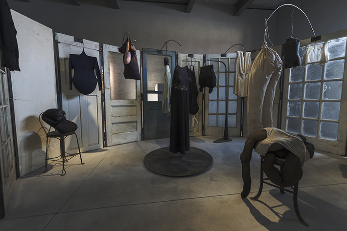 Louise Bourgeois, Cell (Clothes), 1996